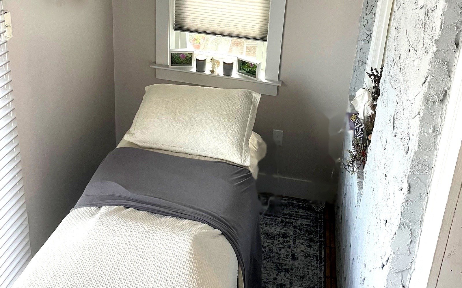 The treatment room at Reiki Renew Energy